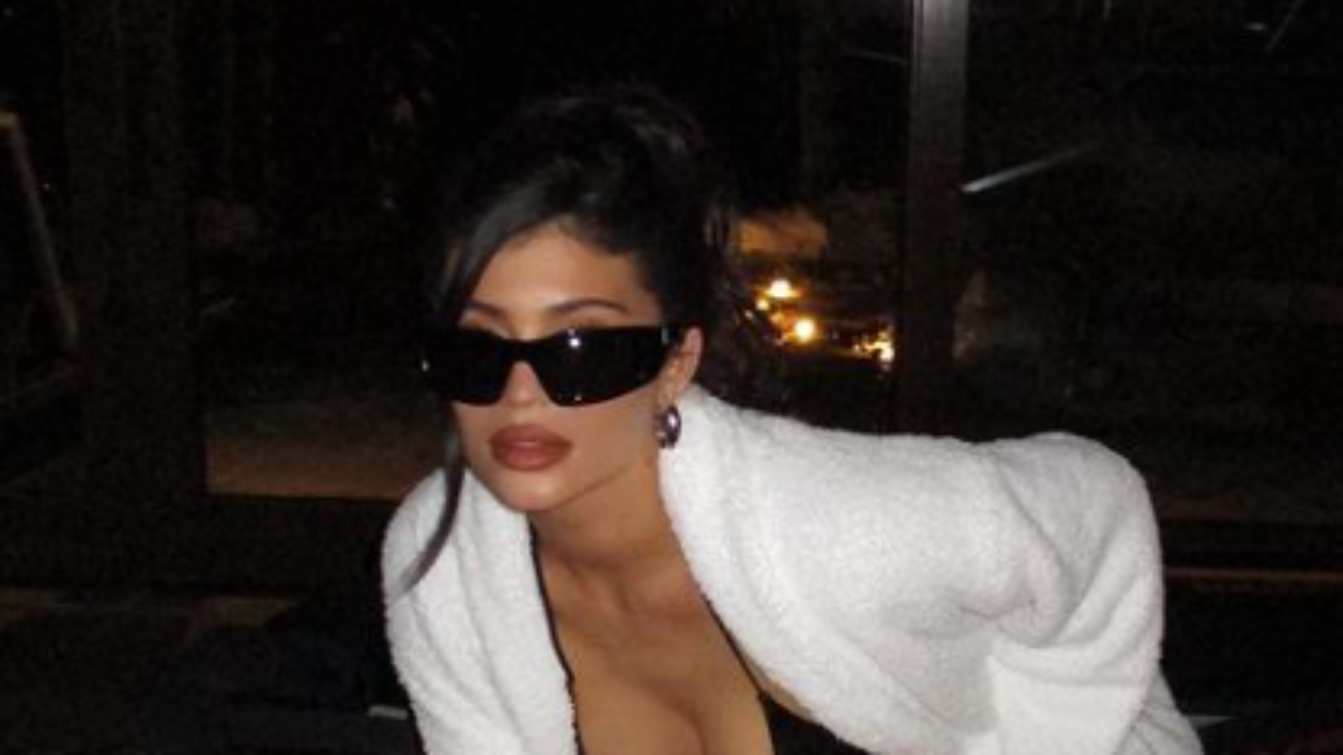 Kylie Jenner arranca elogios ao aparecer aproveitando piscina rodeada de neve