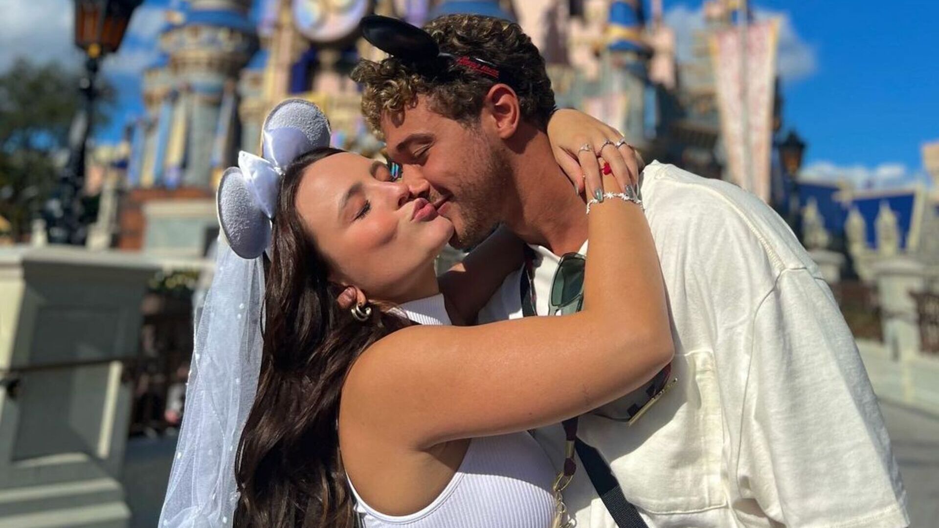 Larissa Manoela ironiza ao levar o noivo pela primeira vez para Disney: ”Podem falar”