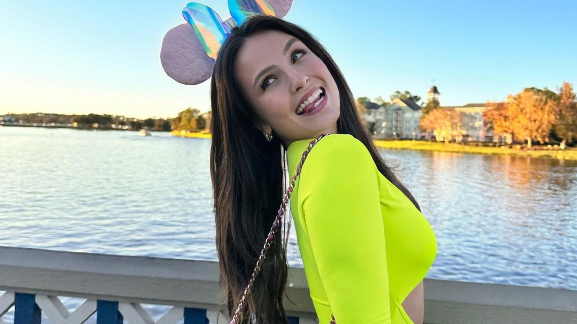 De body cavado, Larissa Manoela celebra aniversário na Disney: ”Tá maravilhosa”