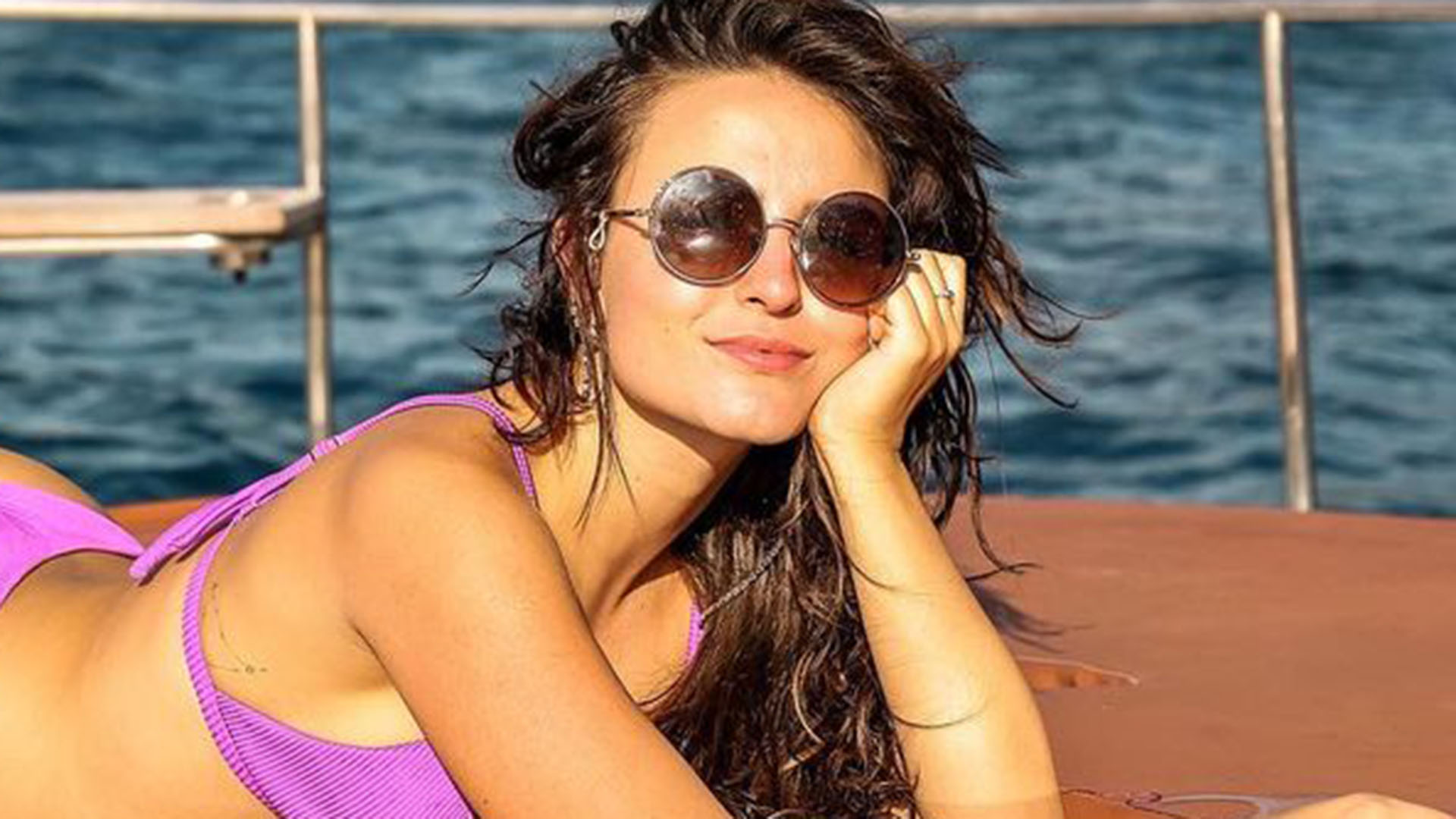 De biquíni fio-dental, Larissa Manoela empina o bumbum em Noronha