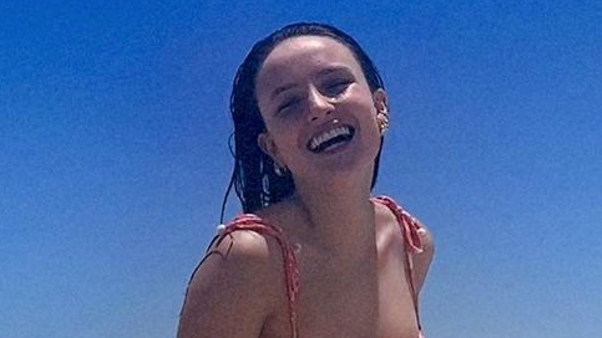 Larissa Manoela encanta web com fotos em praia do Rio de Janeiro
