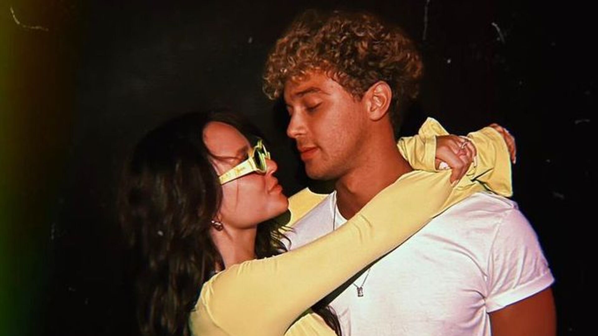 Larissa Manoela posta fotos românticas ao lado do namorado André Luiz Frambach e se declara