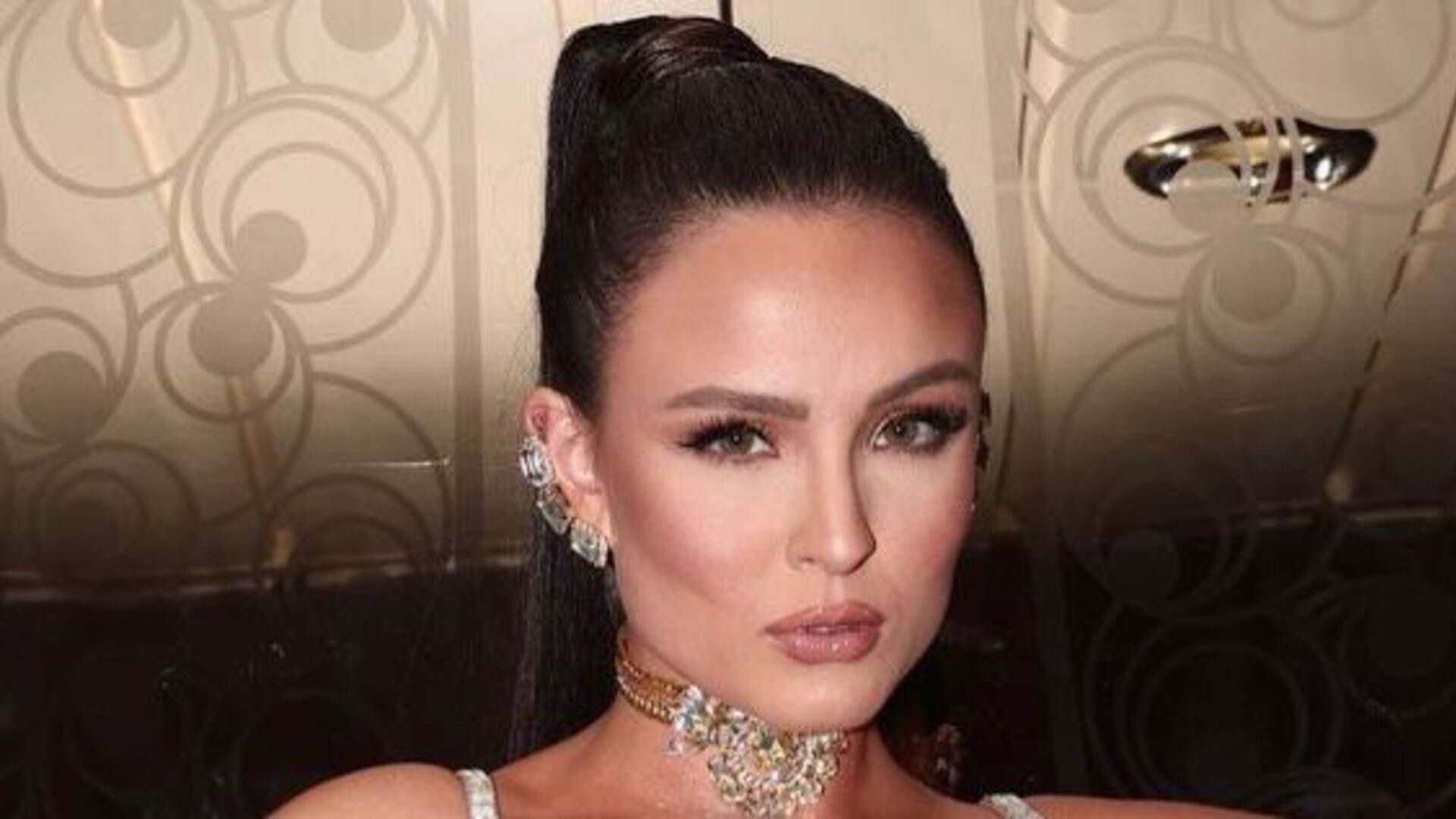 Larissa Manoela rouba a cena ao surgir em vestido curto brilhante e recebe elogios de seus seguidores