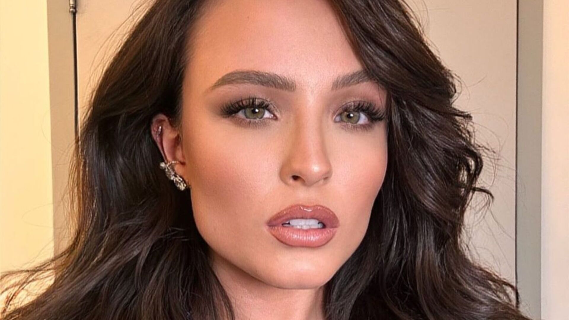 De vestido decotado, Larissa Manoela surge arrasadora em selfie: ”Obra de arte”