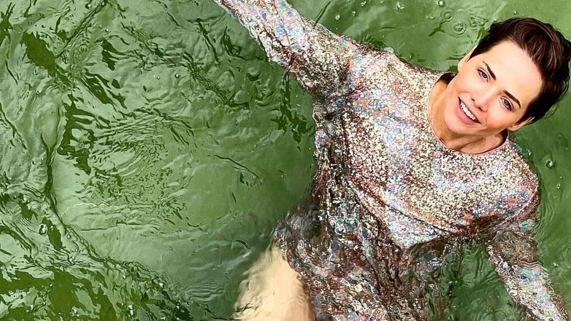 Letícia Colin se joga no mar de vestido brilhante e comemora aniversário: ”Diga 33”