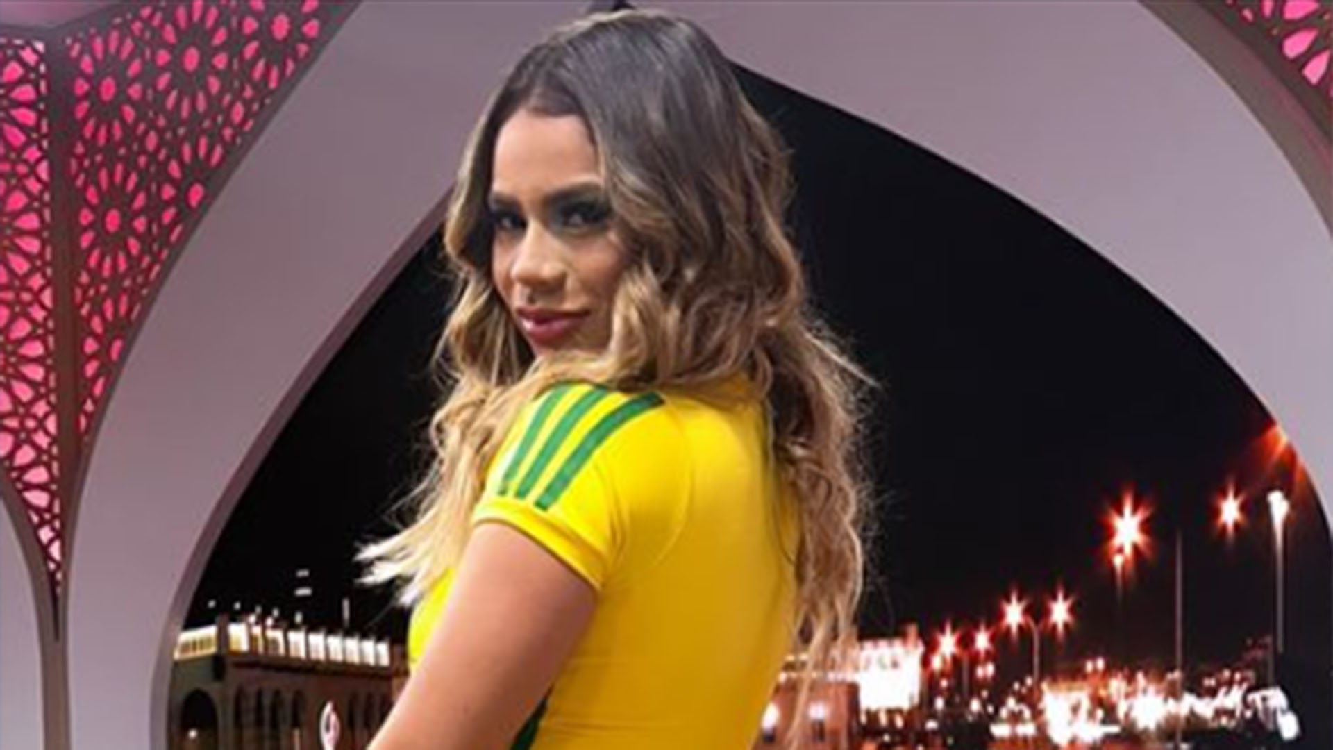 Lexa empina o bumbum ao usar look ousado na TV