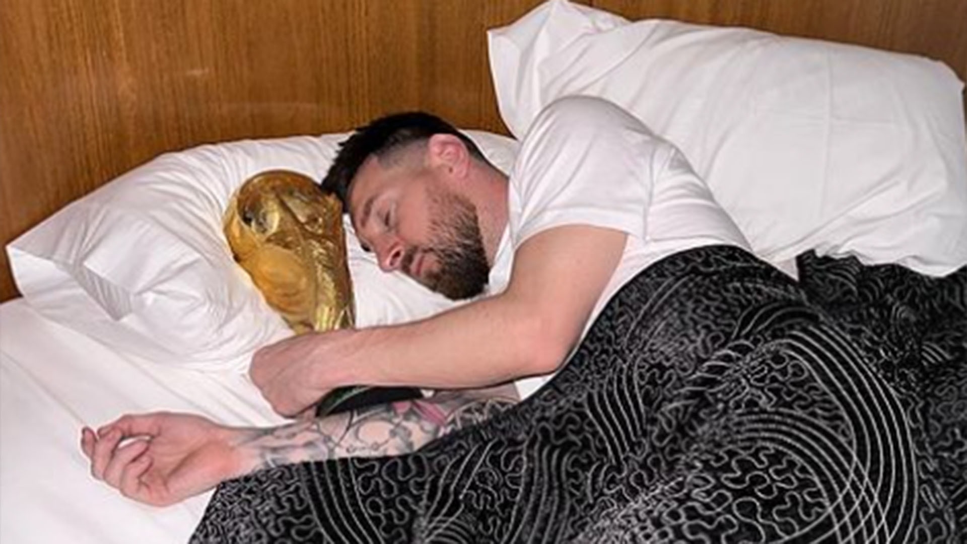 Lionel Messi dorme abraçado com a Taça da Copa do Mundo do Catar