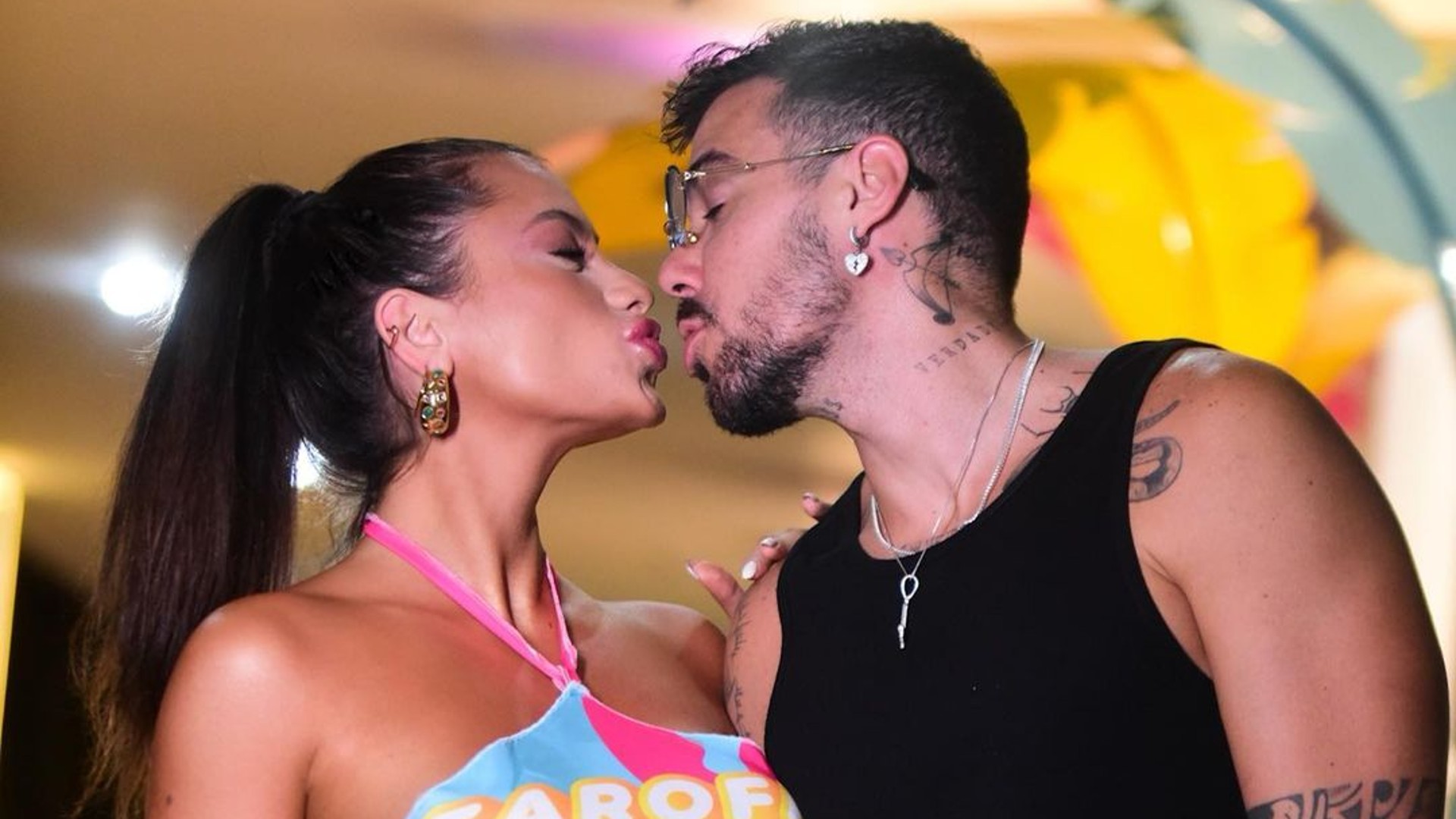 Lipe Ribeiro, ex-Fazenda, faz tatuagem para a namorada na festa da Gkay