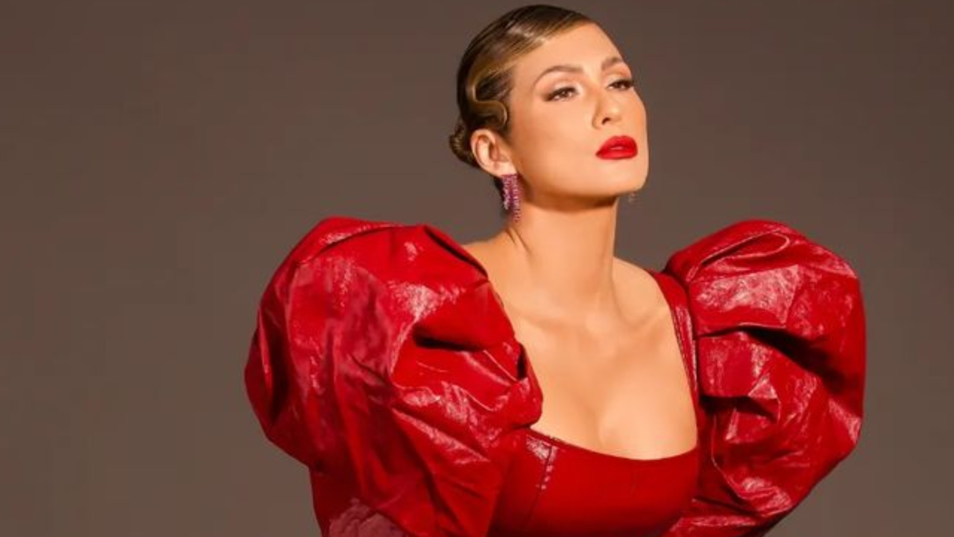 De vestido vermelho justinho, Lívia Andrade passa dos limites da beleza: ”Mais linda”