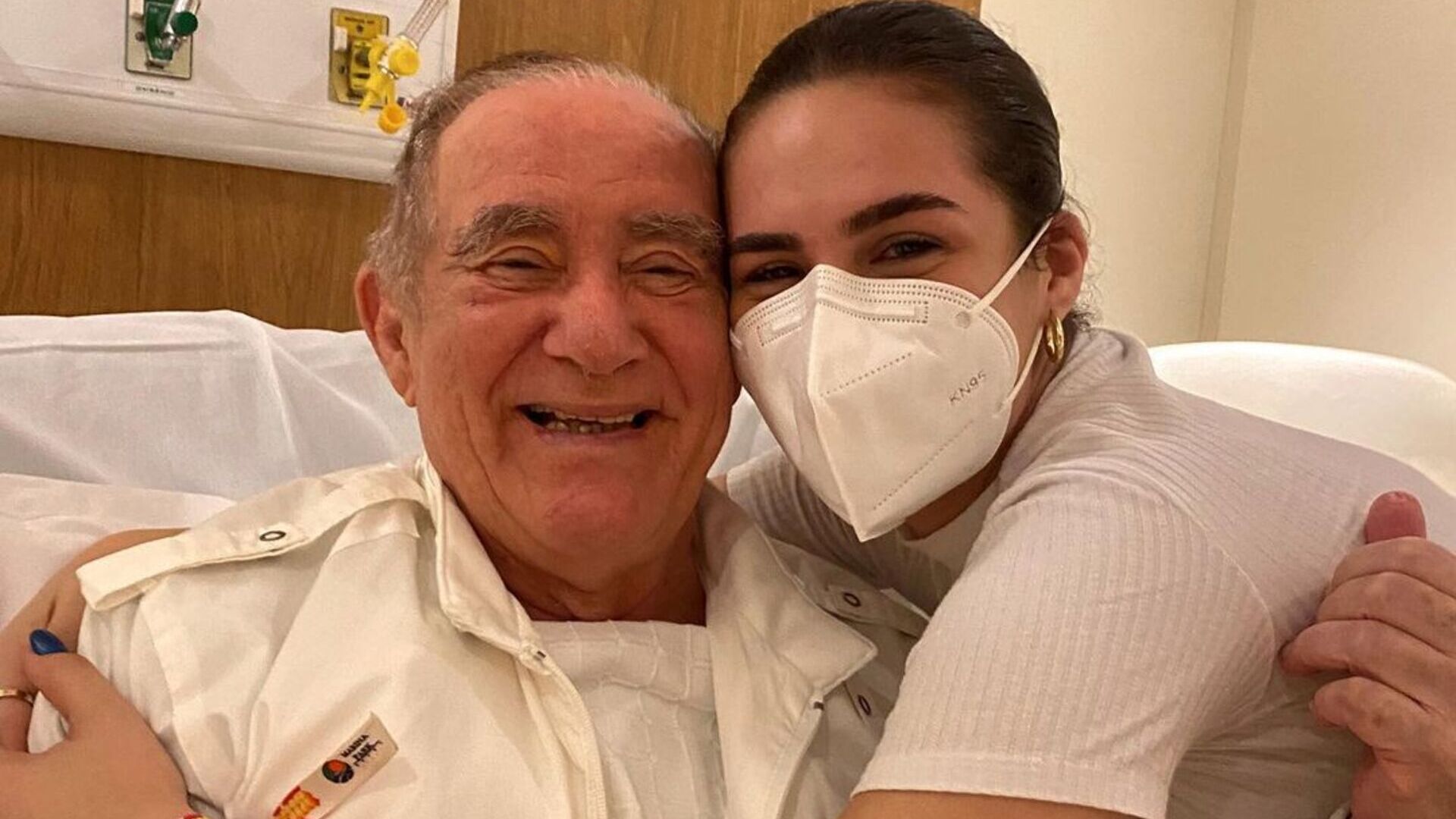 Filha de Renato Aragão deixa Farofa da Gkay para ver o pai no hospital: ”Peguei primeira ponte aérea”