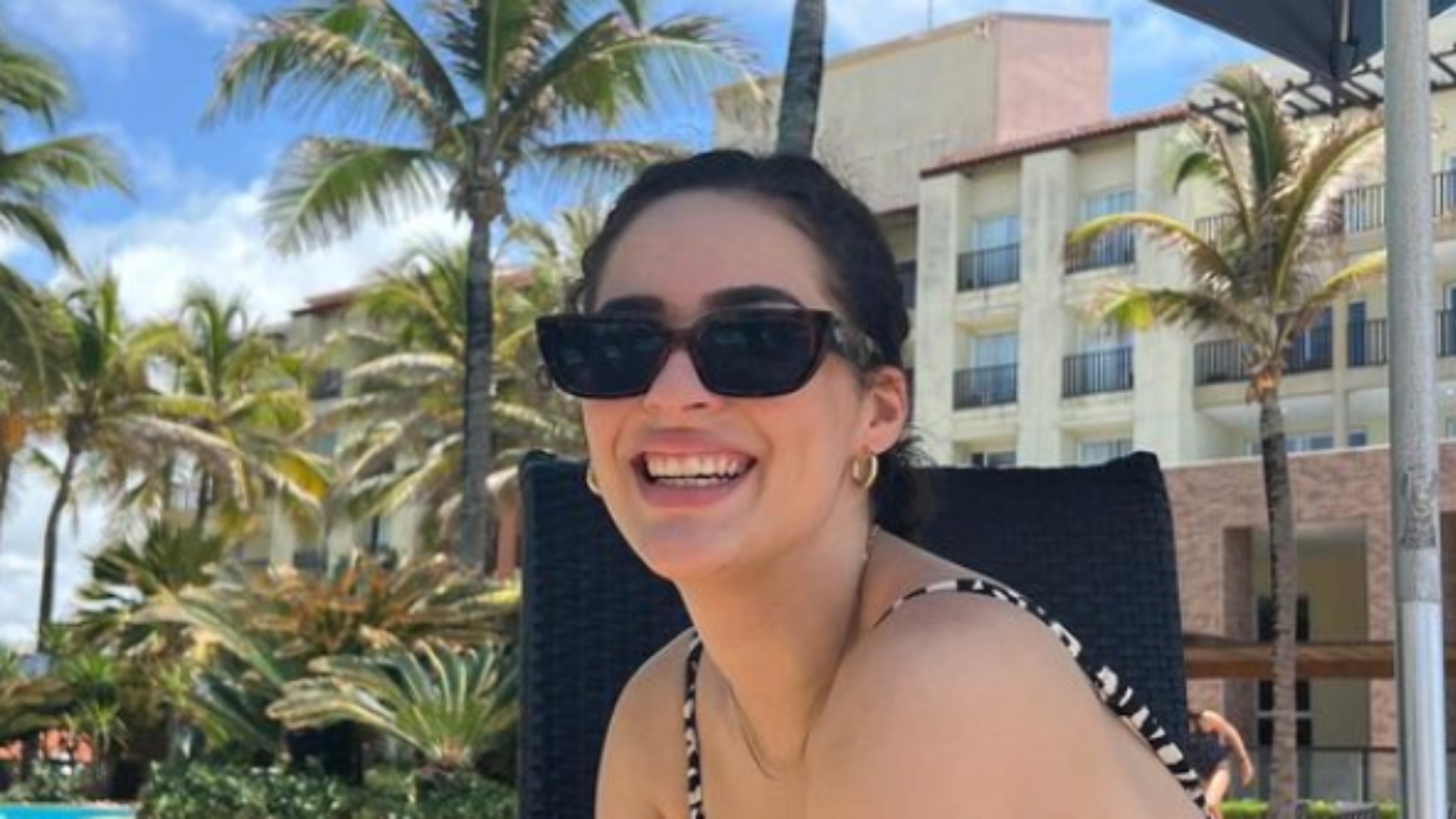 Lívian Aragão faz TBT com fotos de biquíni em resort e brinca: ‘Onde aperta para voltar?’