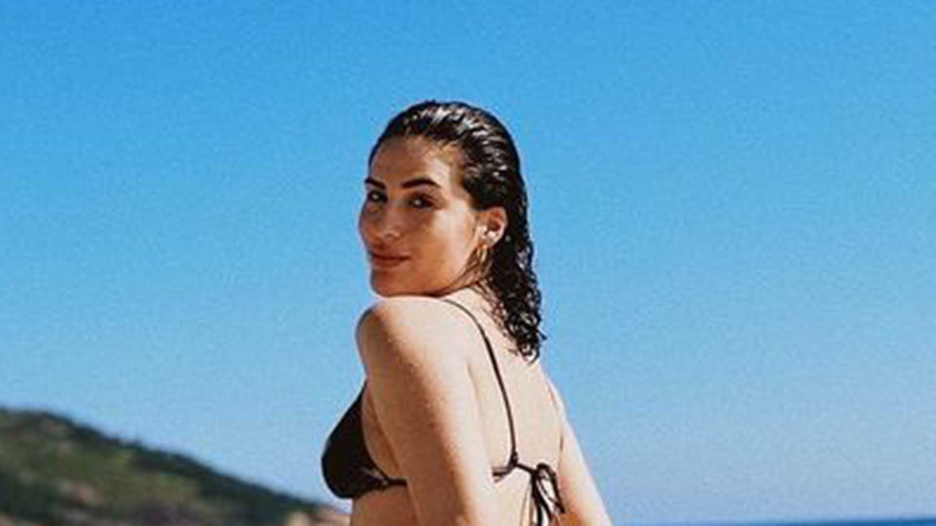 De biquíni fio-dental, Lívian Aragão exibe o bumbum na praia