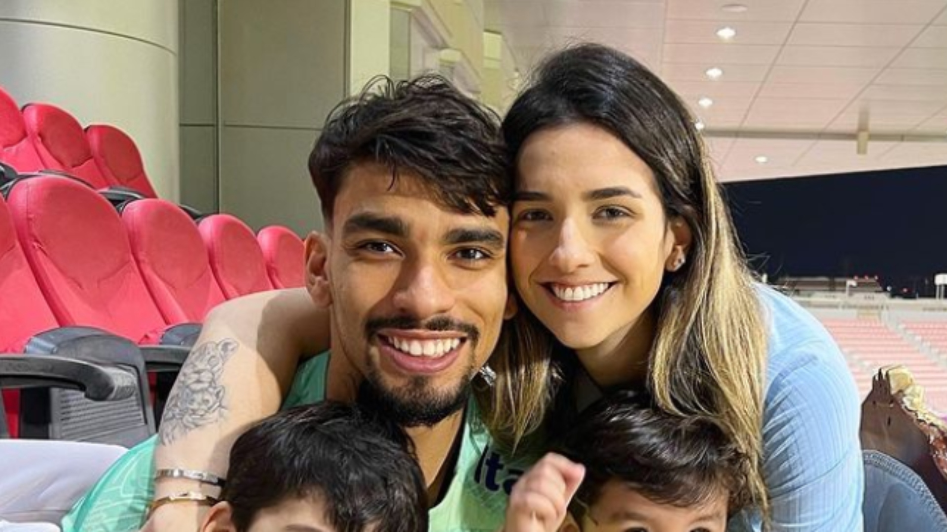 Esposa de Lucas Paquetá ganha elogio do jogador ao posar de biquíni