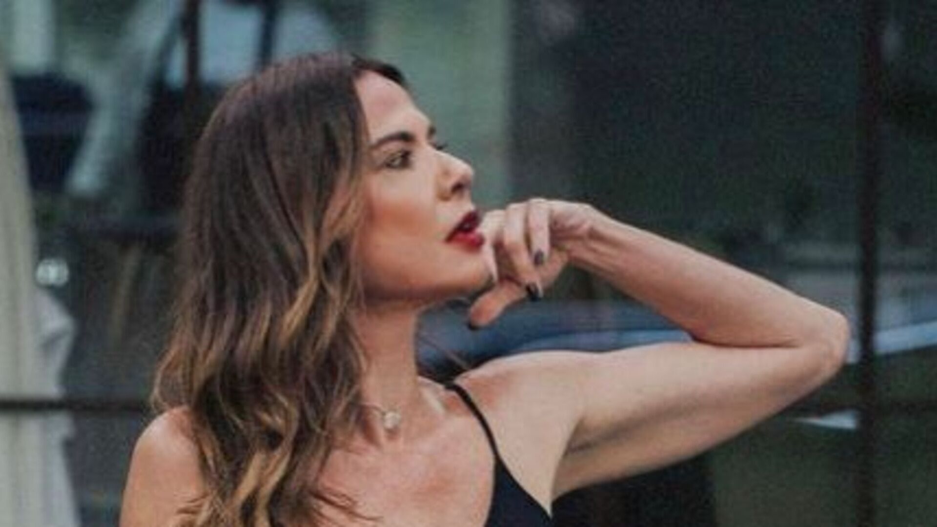 Luciana Gimenez ultrapassa os limites da beleza ao surgir ostentando boa forma em cropped