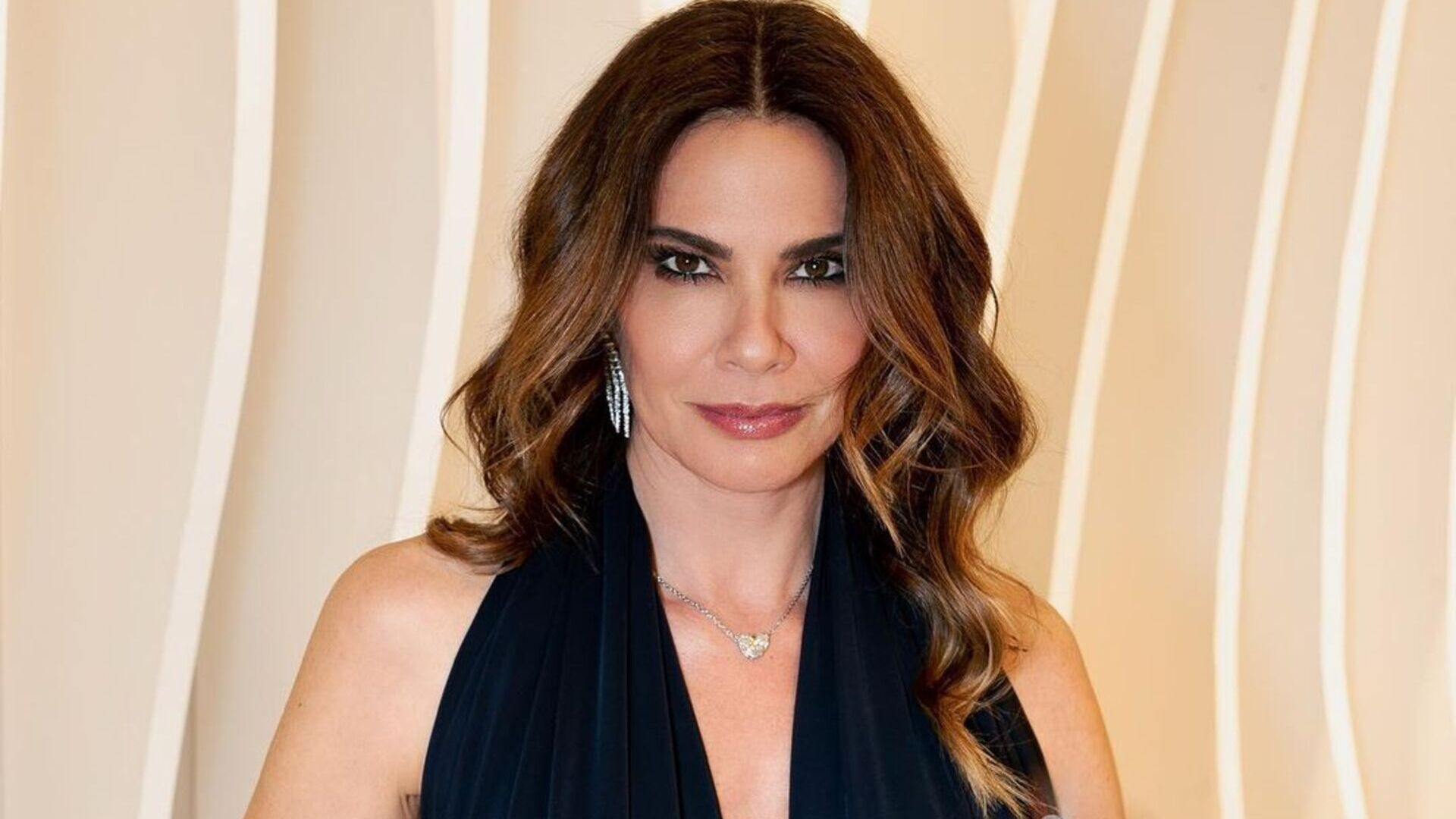 De body decotado e saia transparente, Luciana Gimenez surge arrasadora: ”Nota mil”