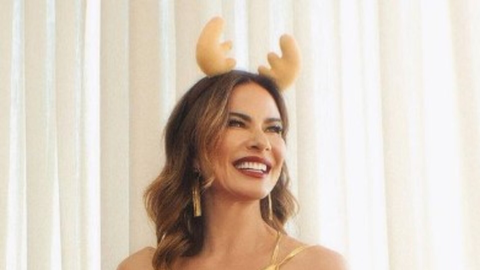 Em clima de Natal, Luciana Gimenez surge apenas de maiô exibindo boa forma