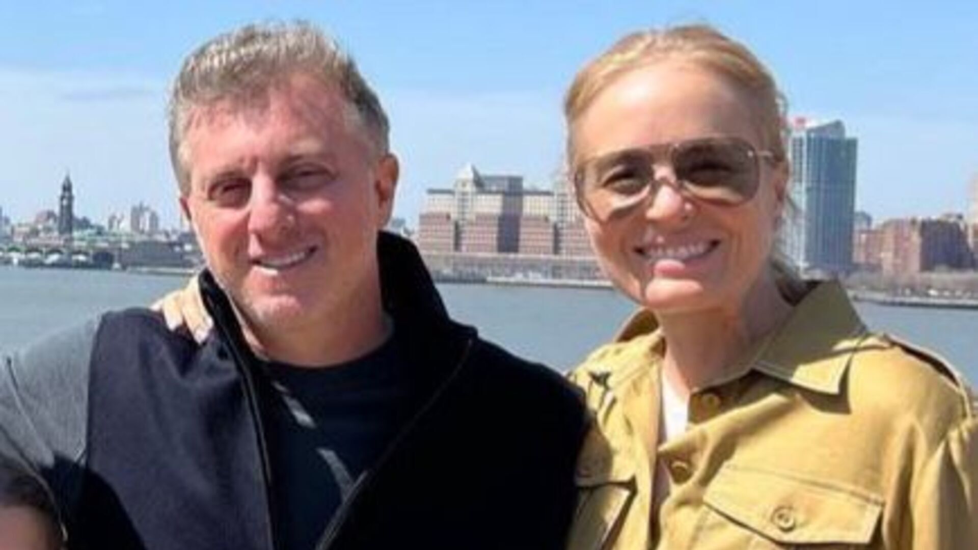 Angélica Ksy e Luciano Huck compartilham fotos em família com os três filhos