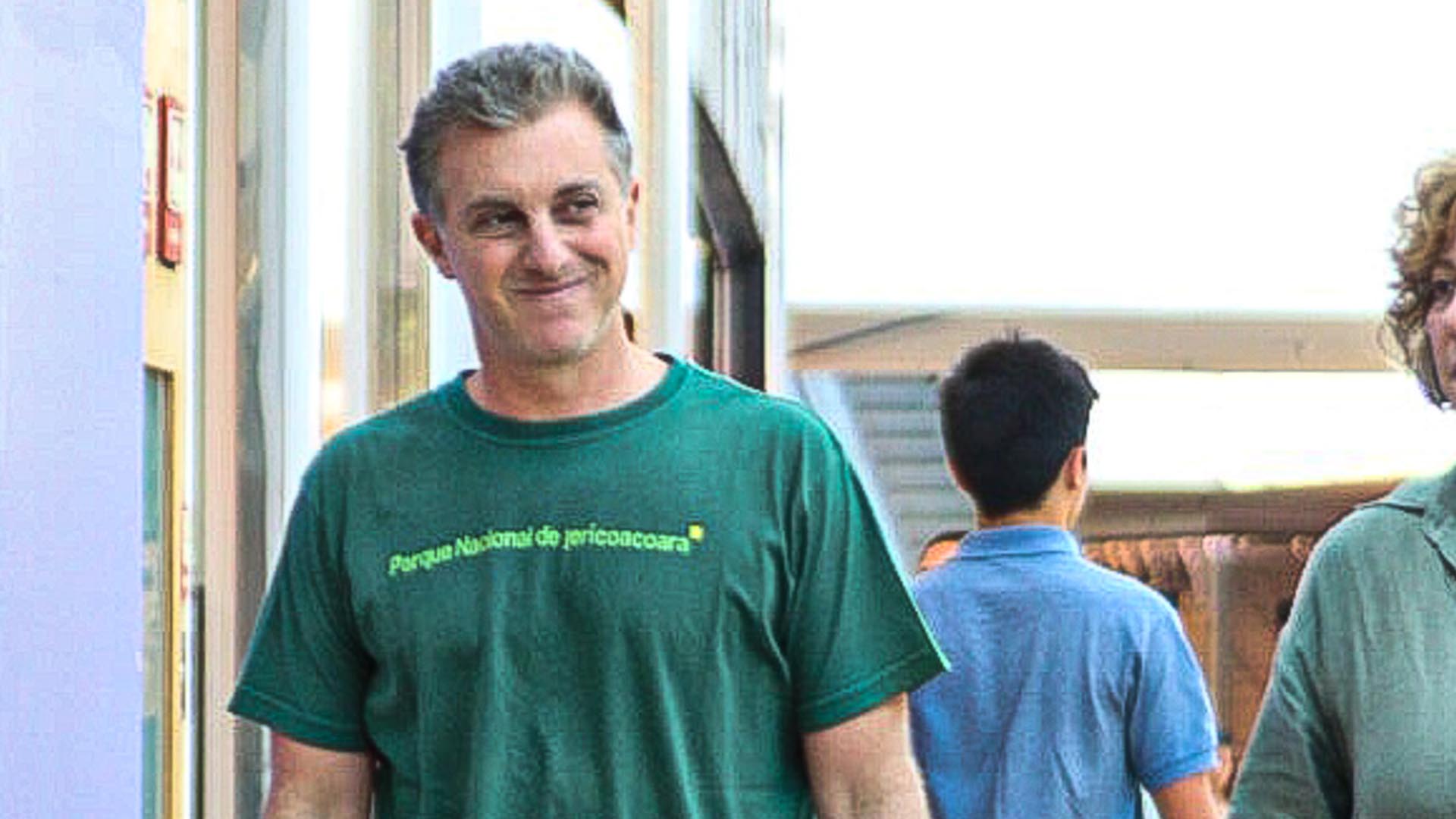 Luciano Huck faz rara aparição ao lado da mãe nas compras de Natal