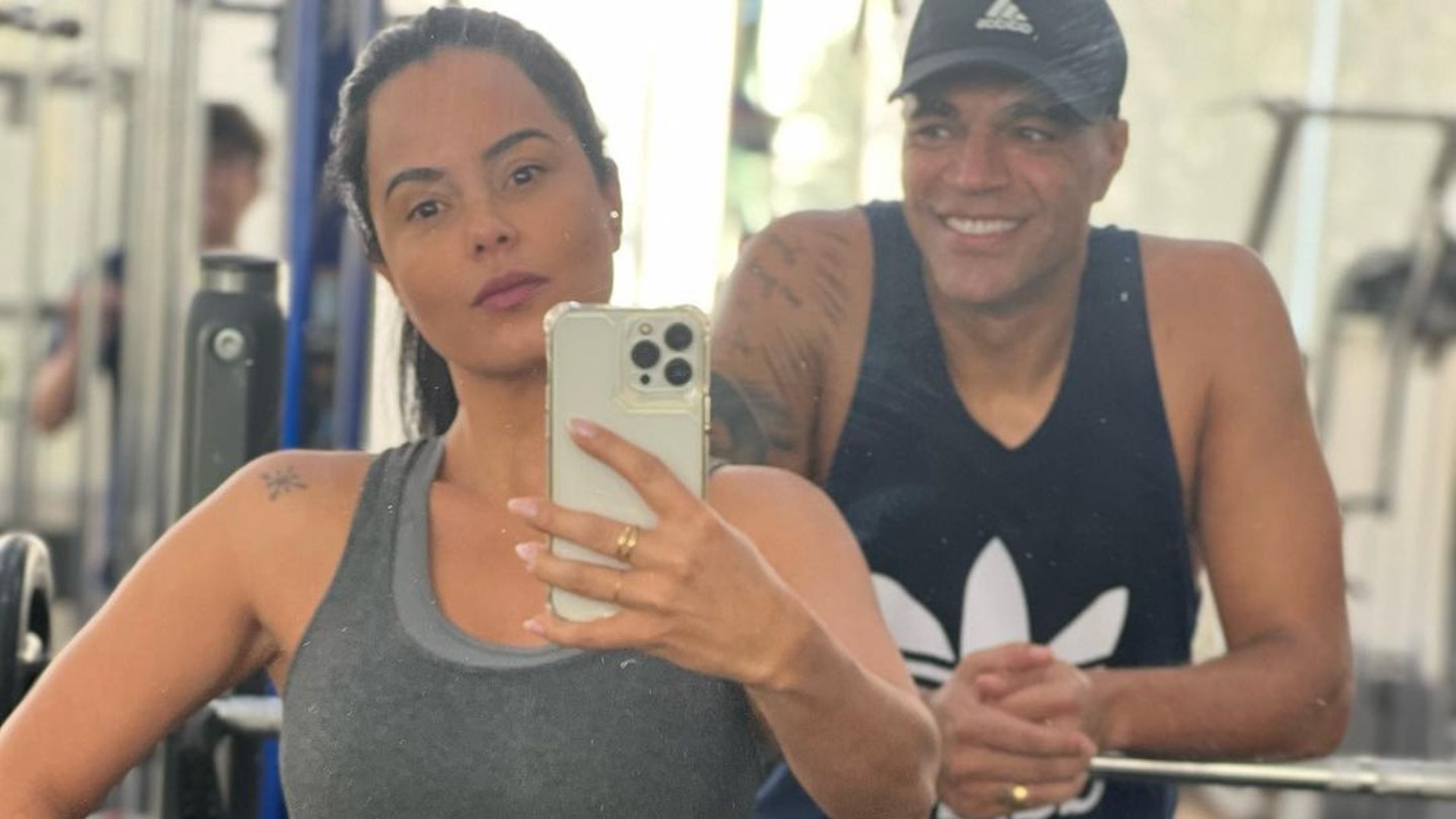 Suspeita de ser a esposa traída do comentarista da Band, Luciele di Camargo debocha