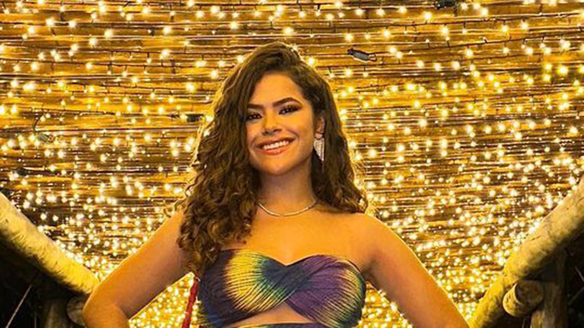 Aos 20 anos, Maisa exibe as pernas torneadas ao usar look curtinho