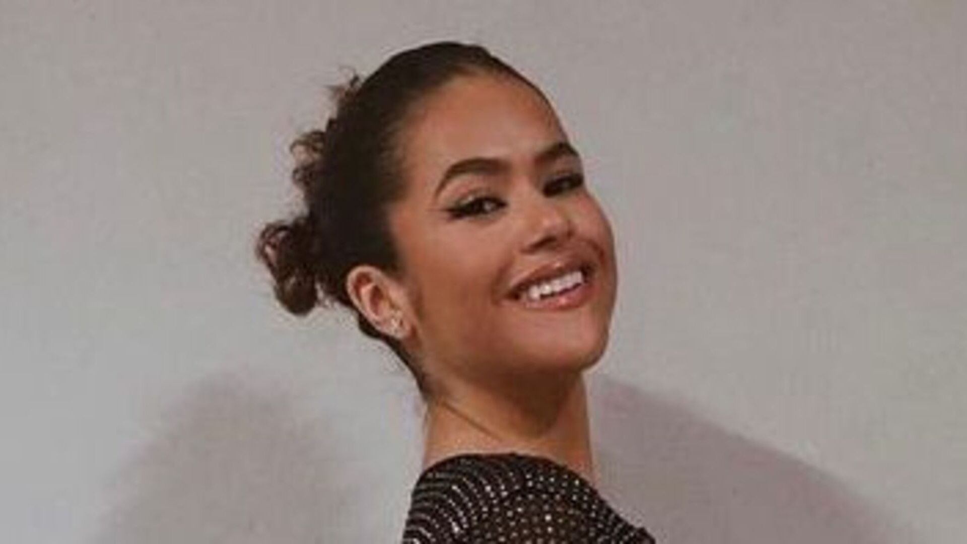 Maisa Silva surpreende ao surgir com look brilhante para curtir show de Harry Styles