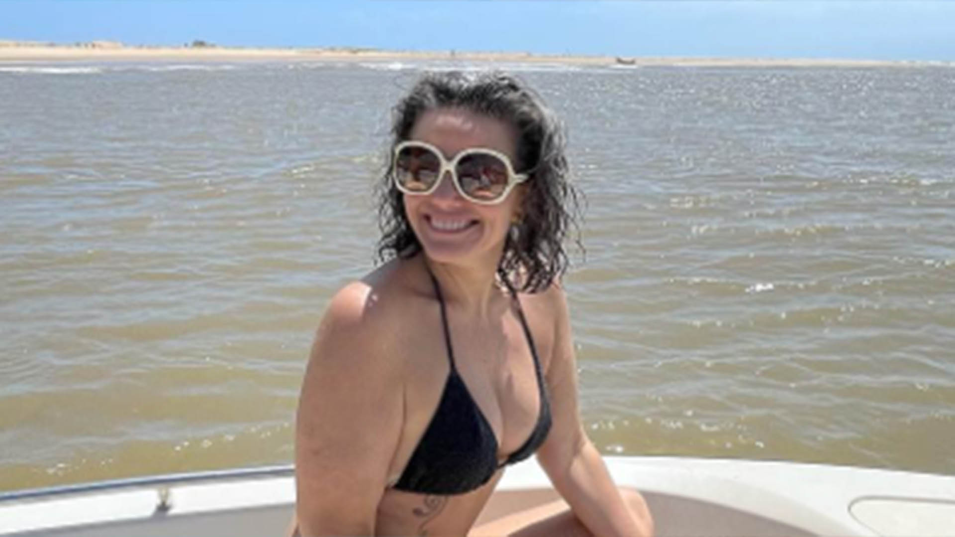 De biquíni fininho, Maria Cândida exibe suas tatuagens na barriga