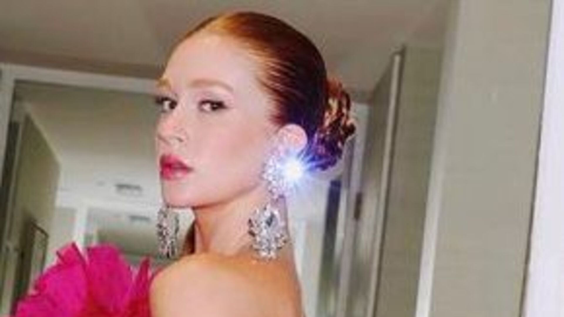 Marina Ruy Barbosa ultrapassa os limites da beleza ao surgir em red carpet