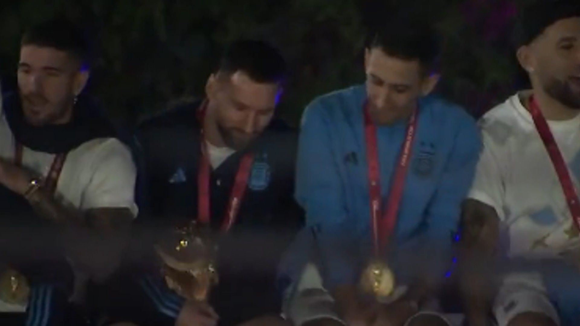 Jogadores da seleção argentina quase sofrem acidente enquanto comemoravam título