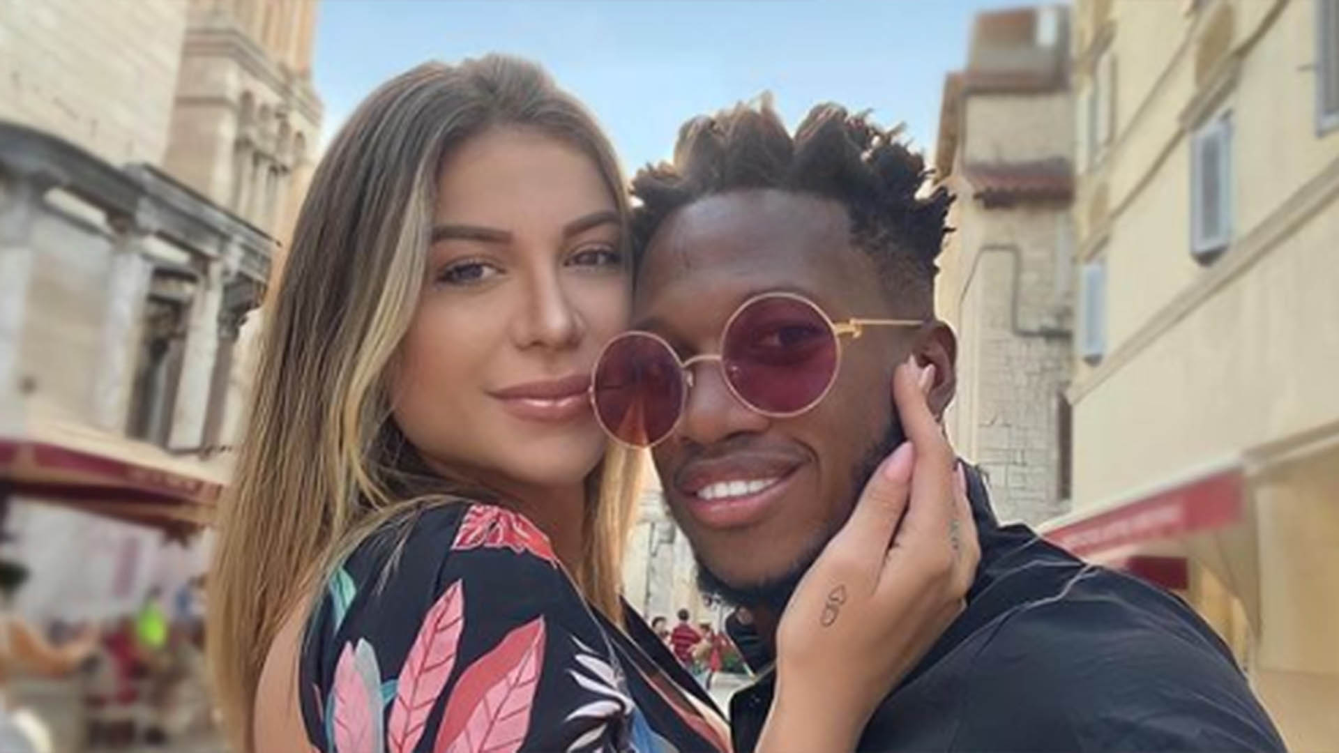 Esposa do jogador Fred curte passeio no deserto do Catar com o filho