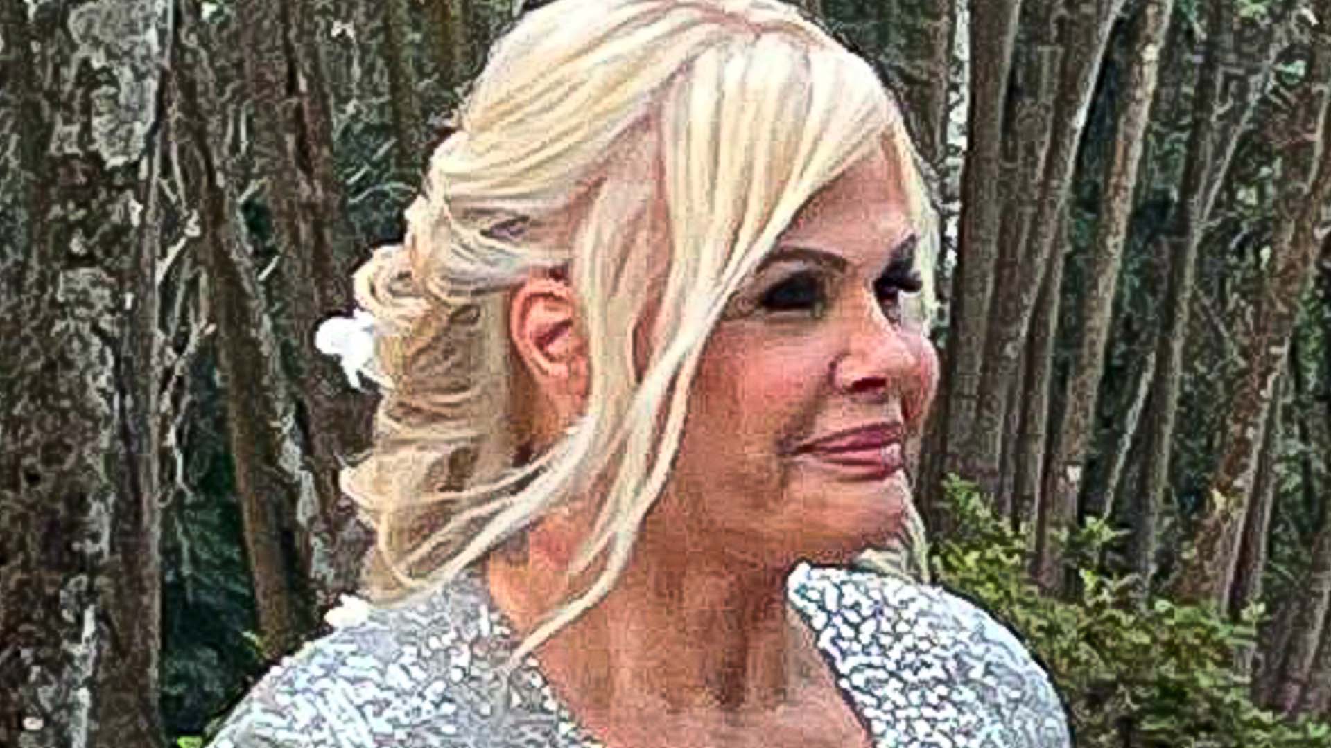 Monique Evans surge com vestido prateado e decotado no casamento da filha, Bárbara Evans
