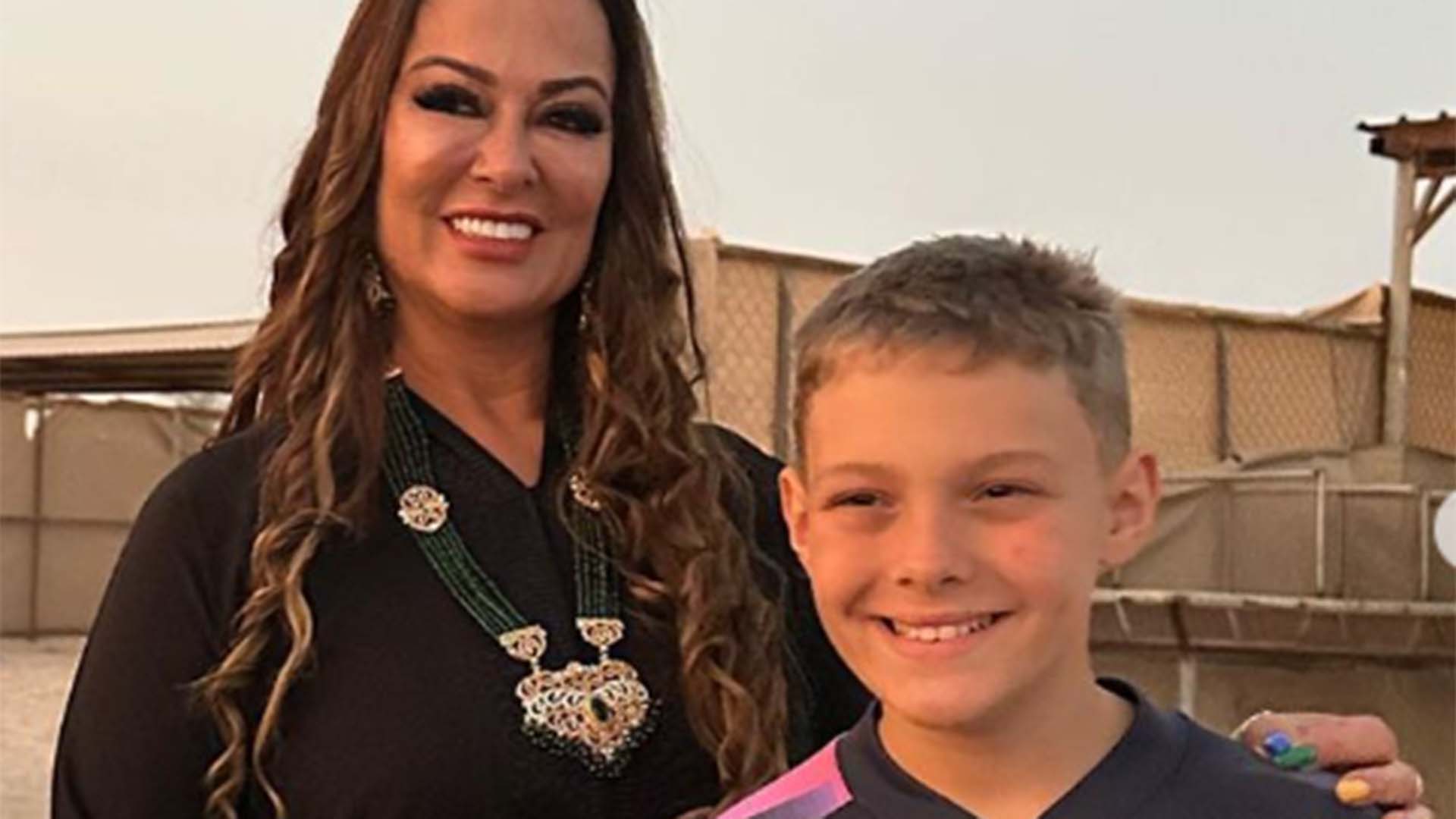 Filho de Neymar Jr surge grandão em nova foto com a avó no deserto
