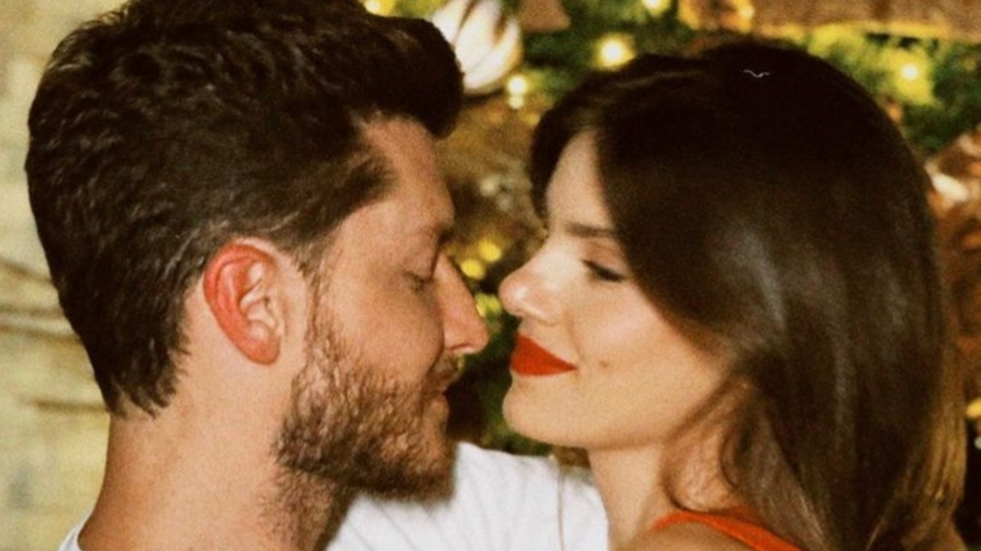 Camila Queiroz e Klebber Toledo surgem em clima de romance em fotos de Natal