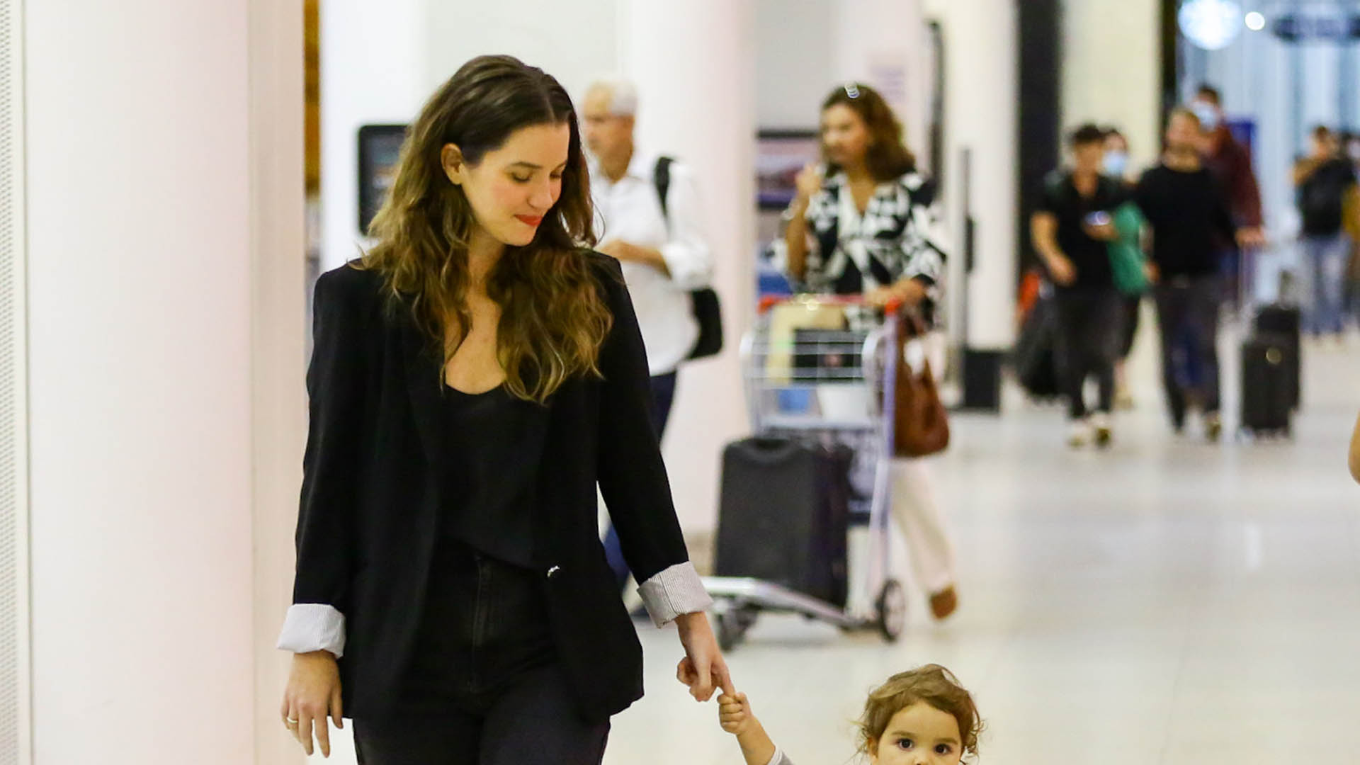 Filha de Nathalia Dill rouba a cena em passeio com os pais