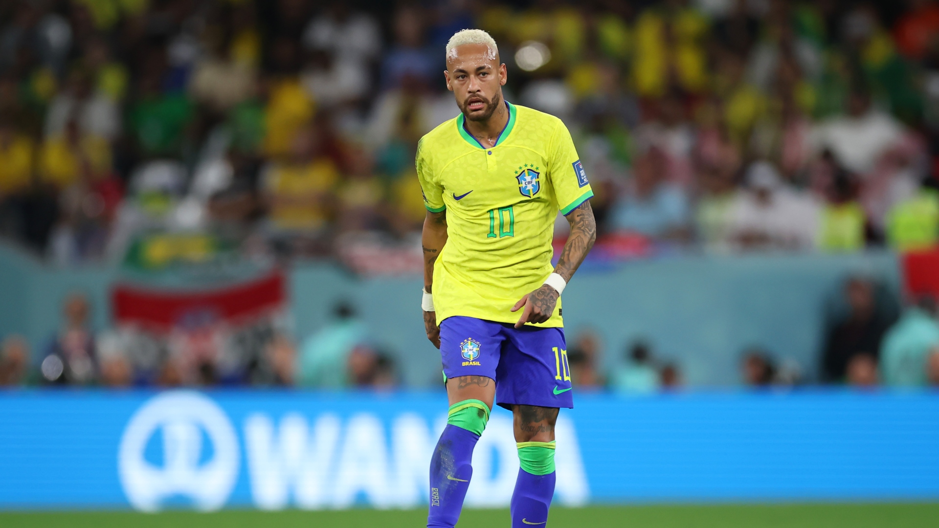 De férias, Neymar atende fã deficiente e autografa sua camisa