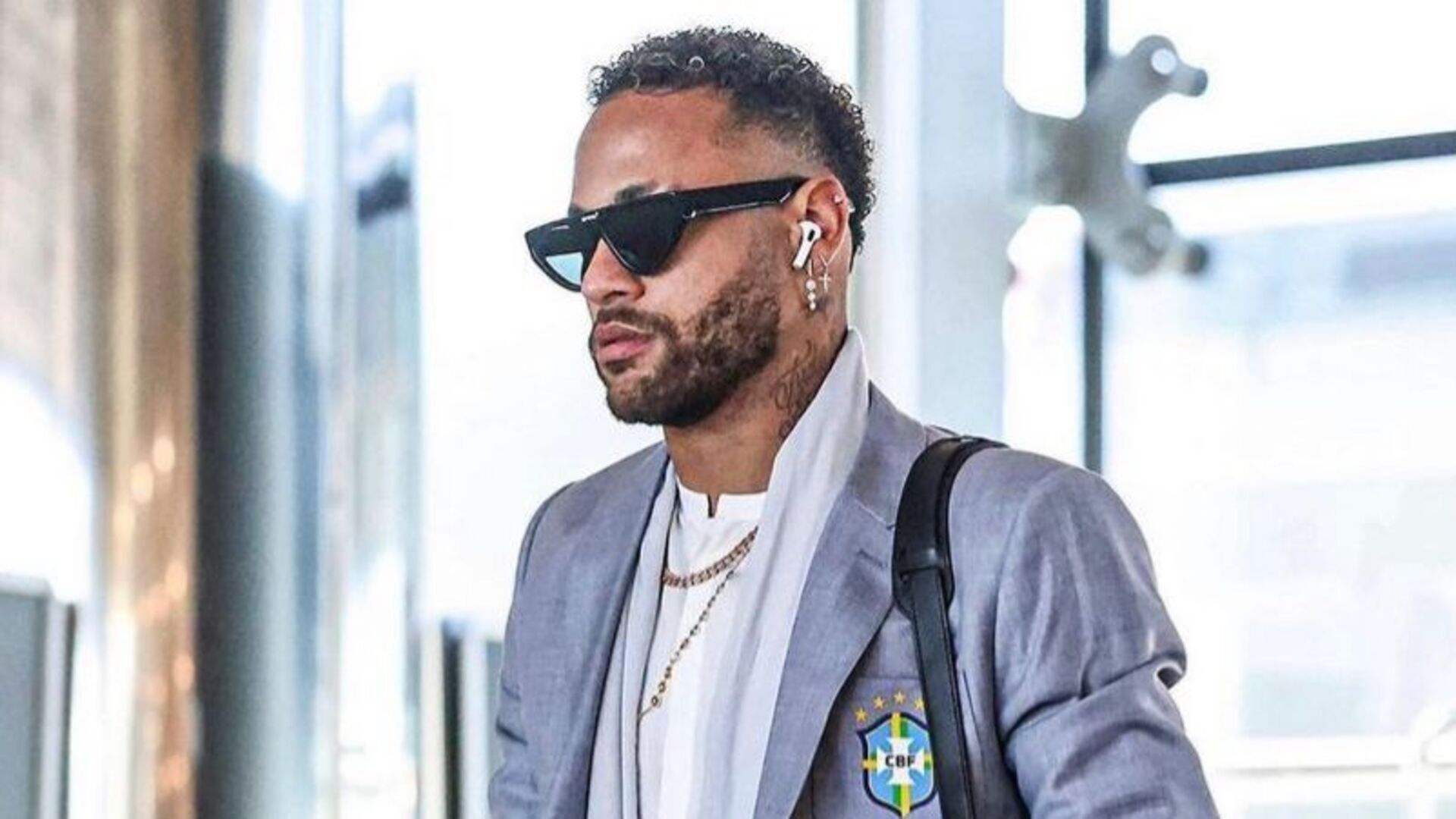 Saiba o valor do fone banhado em ouro usado por Neymar Jr.