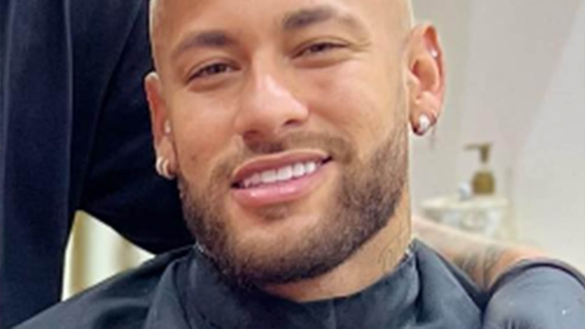 Neymar Jr muda o cabelo para voltar aos campos da Copa do Mundo do Catar