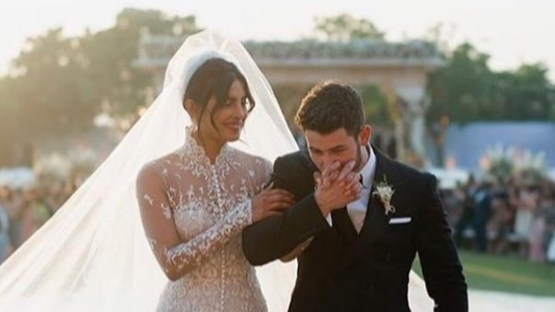 Nick Jonas e Priyanka Chopra celebram 4 anos de casados e compartilhar fotos da cerimônia