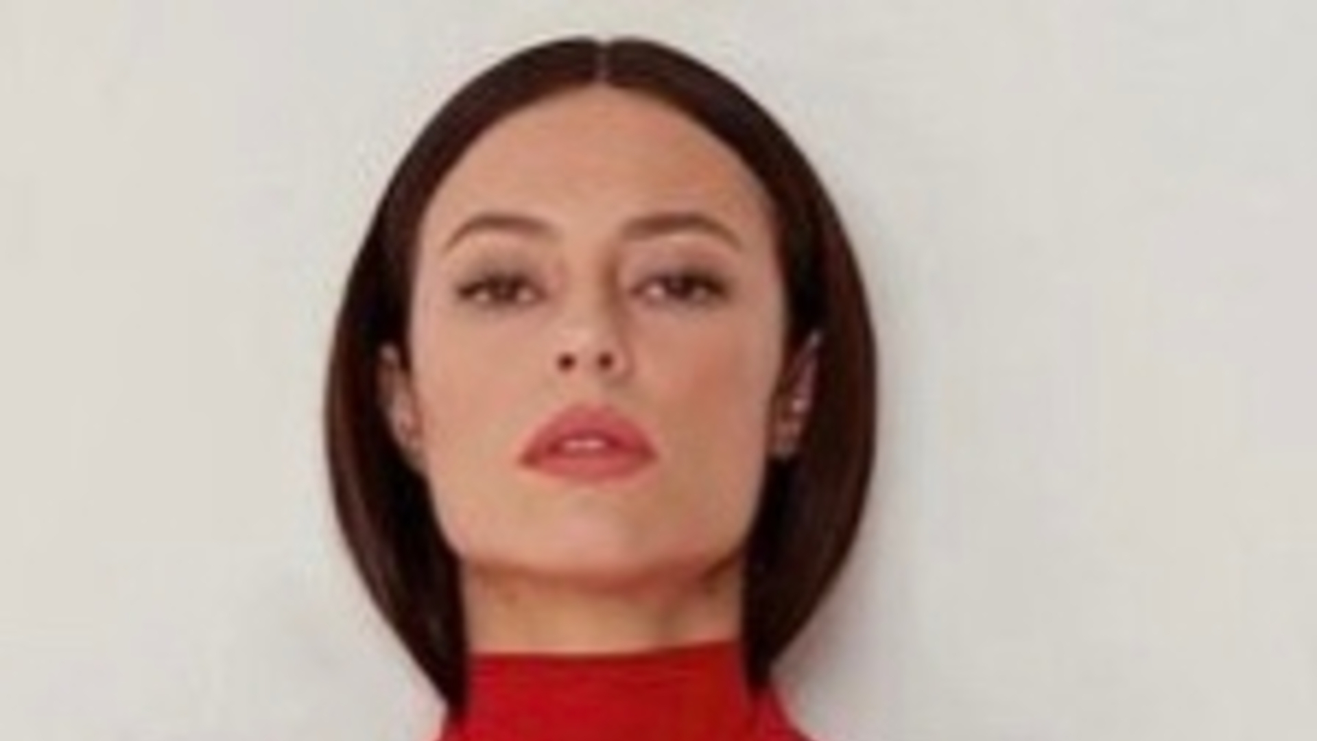 Paolla Oliveria surge esbanjando estilo e corpo musculoso em foto com look colorido