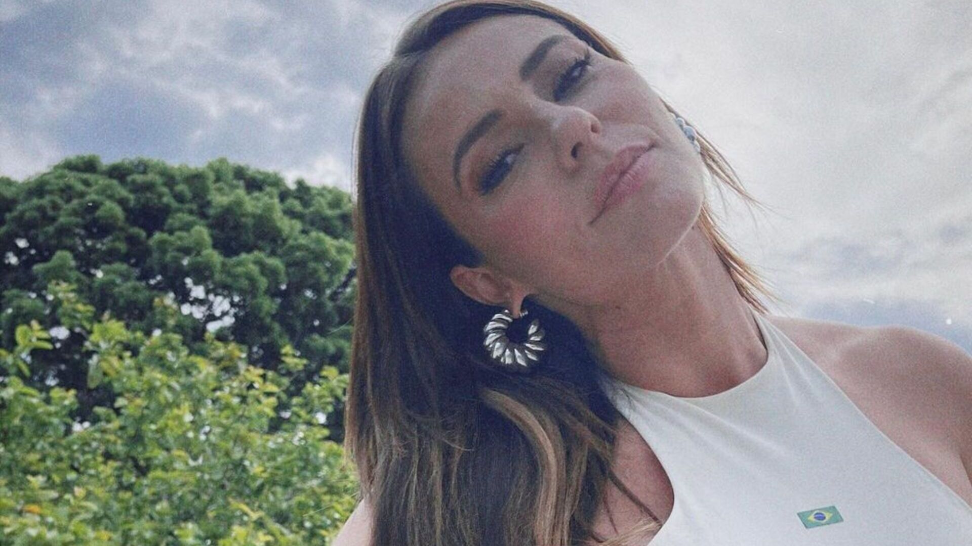 De body branco, Paolla Oliveira surge deslumbrante em clima da Copa: ”Gatona”