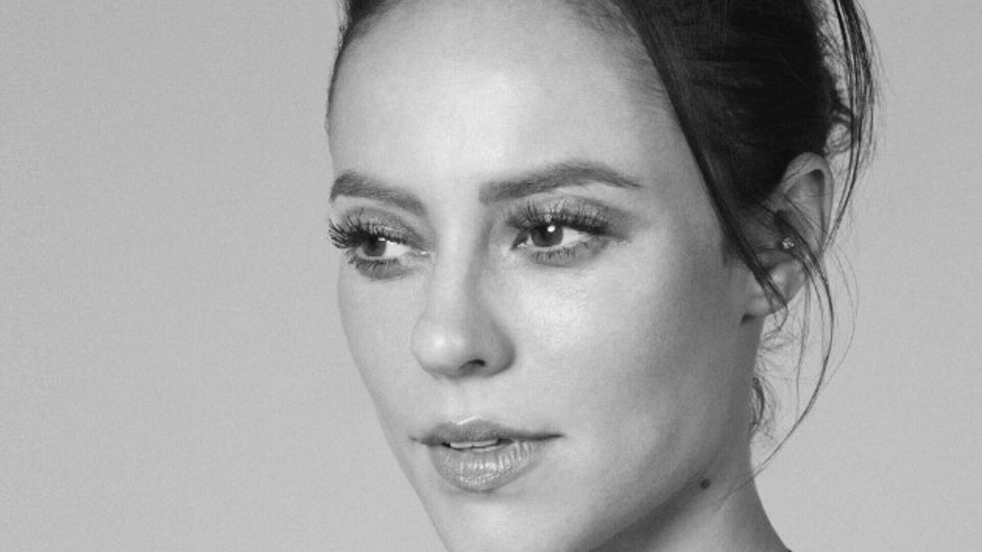 Paolla Oliveira compartilha tbt elegante com fotos em preto e branco