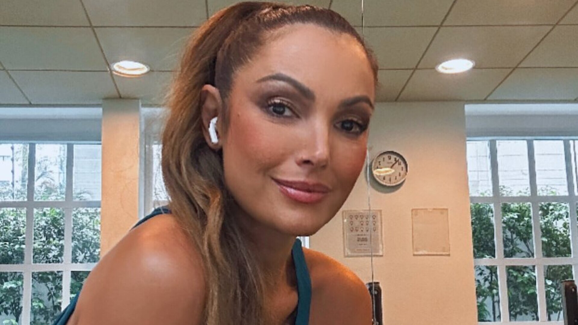 Toda produzida, Patrícia Poeta dá show de beleza na academia: ”Musa fitness”