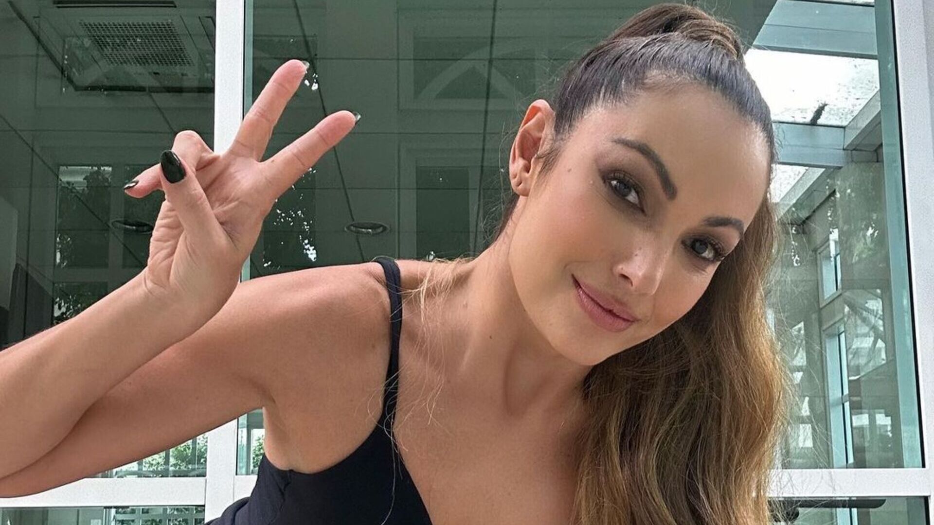 De look fitness, Patrícia Poeta esbanja silhueta impecável e impressiona: ”Musa”