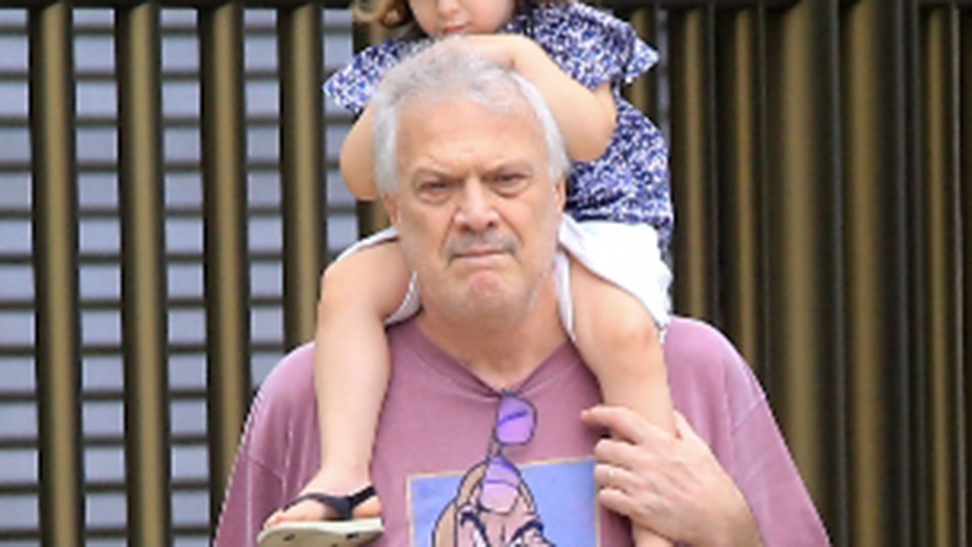Pedro Bial é fotografado em passeio com as filhas mais novas no Rio de Janeiro