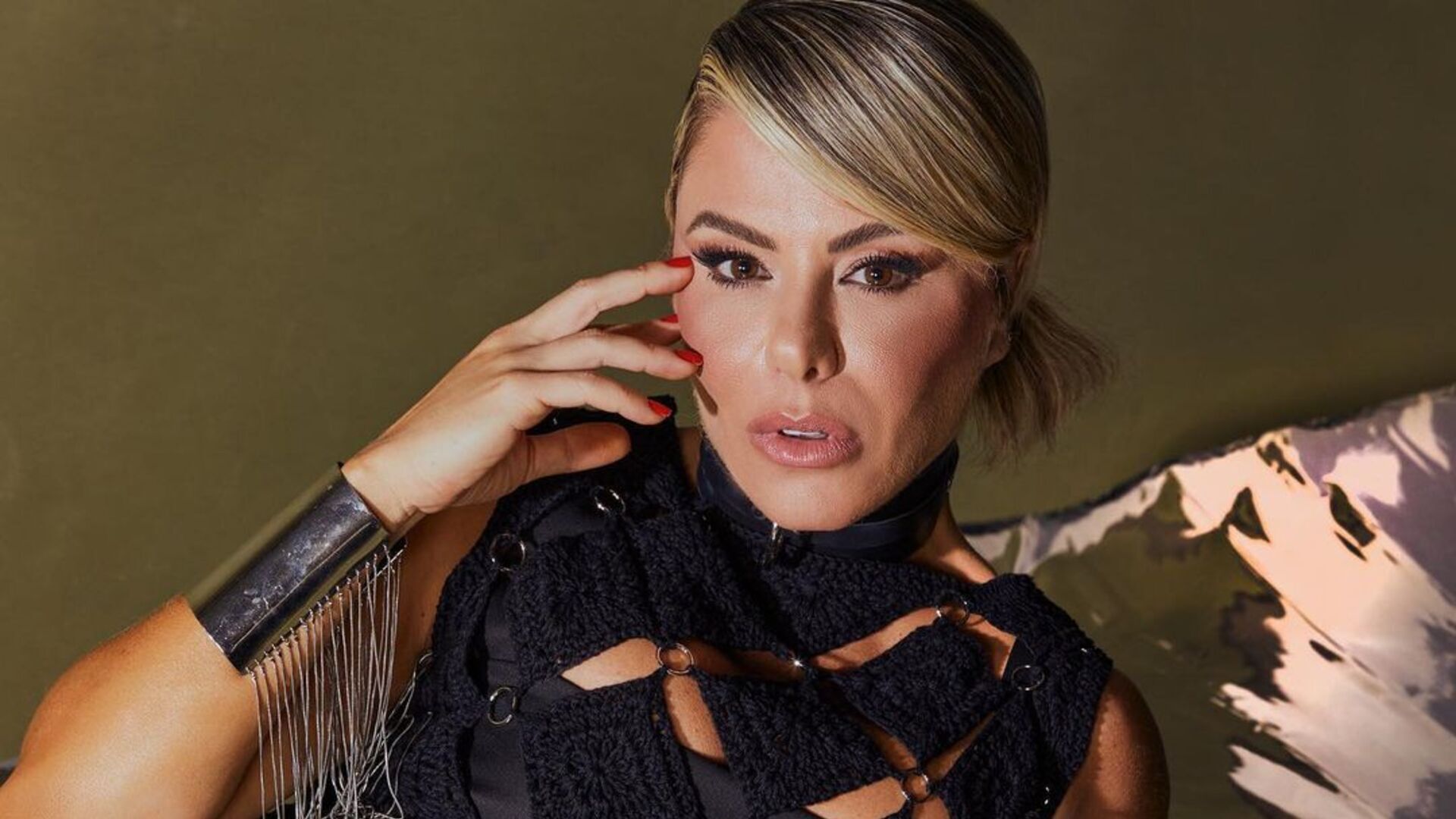 De vestido vazado, Poliana Rocha escandaliza ao surgir arrasadora em ensaio: ”Gata”