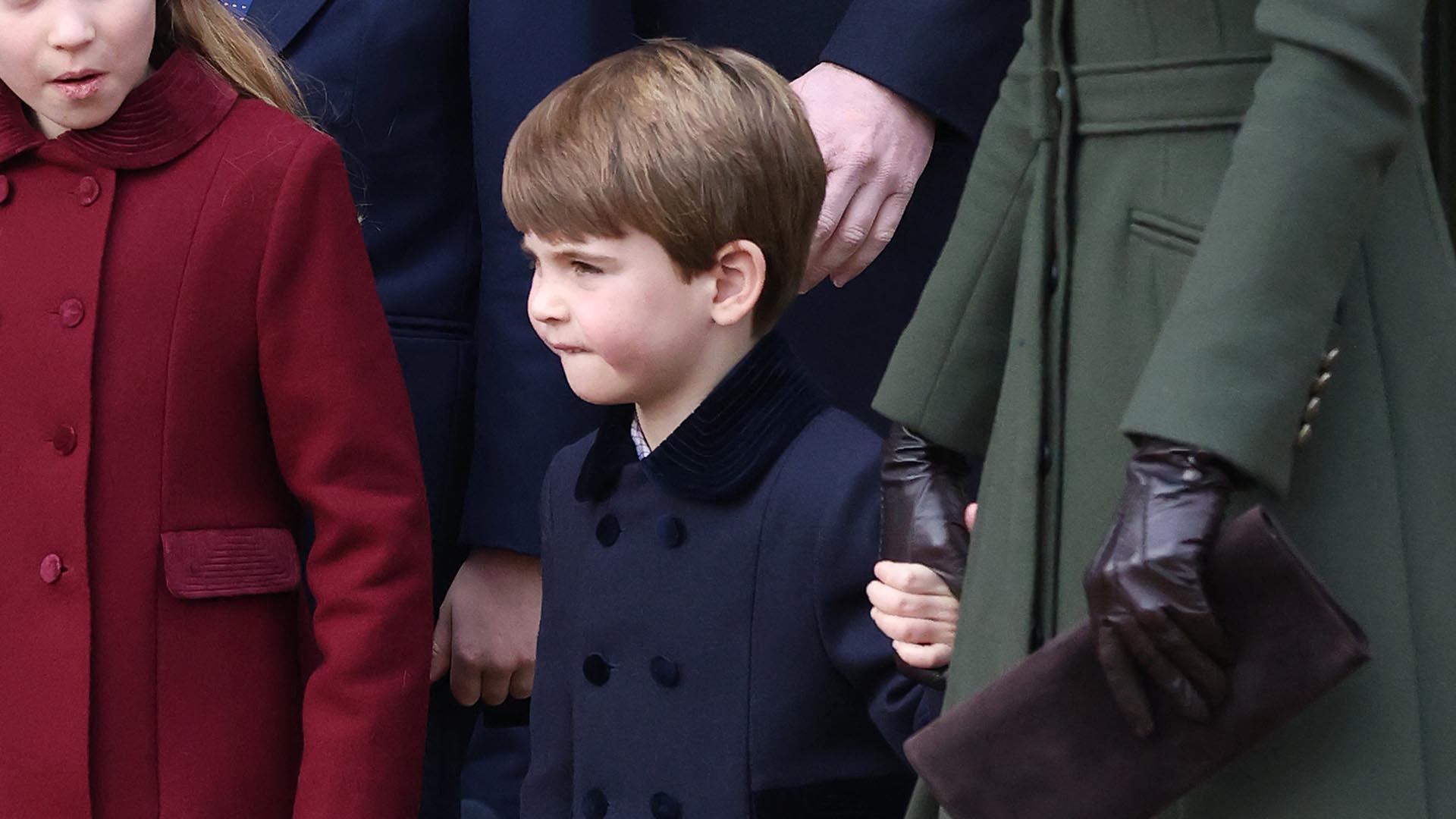 Príncipe Louis faz a sua estreia no evento de Natal da família real