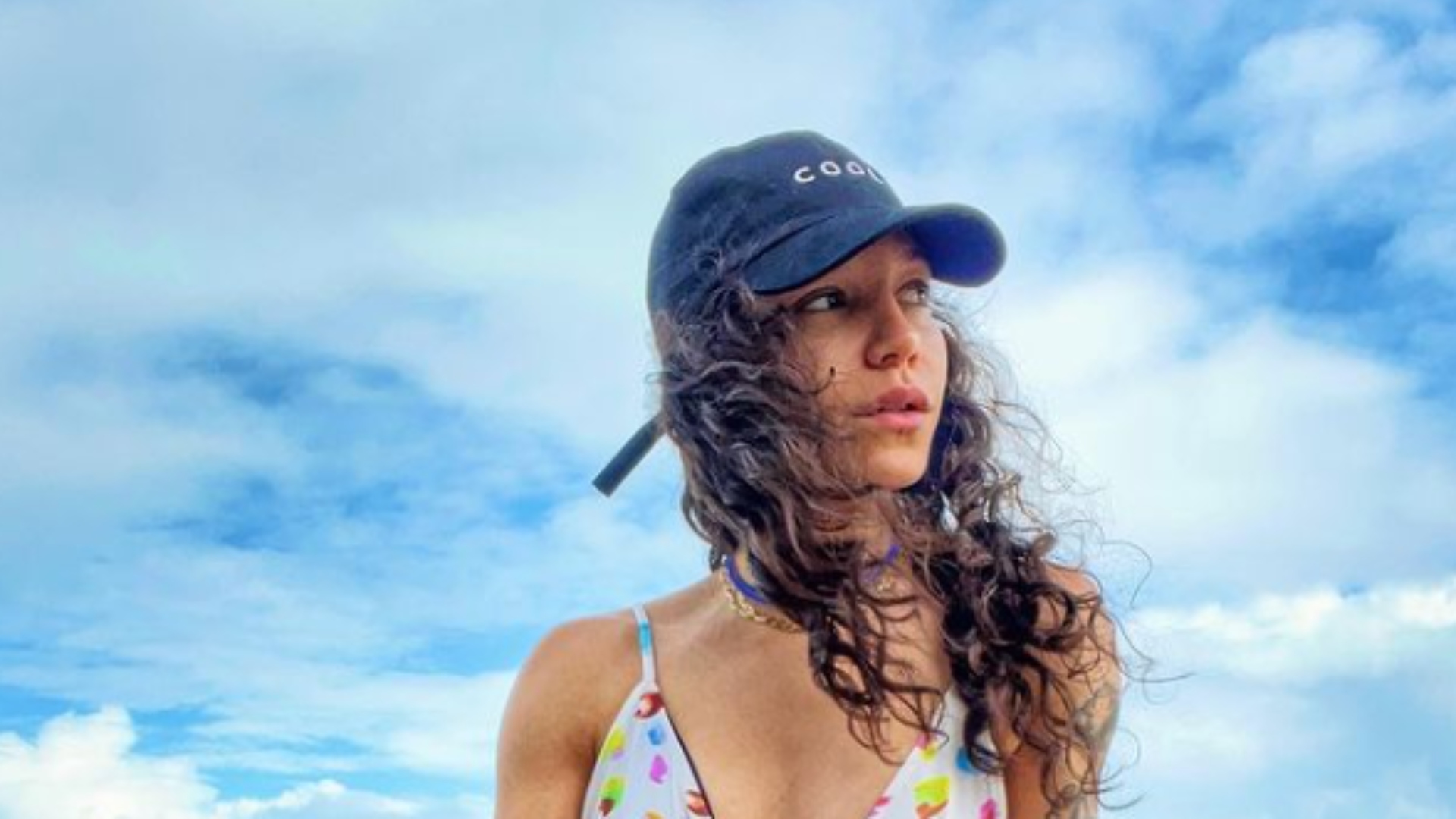 Priscilla Alcântara deixa seguidores sem ar ao aparecer de biquíni durante viagem