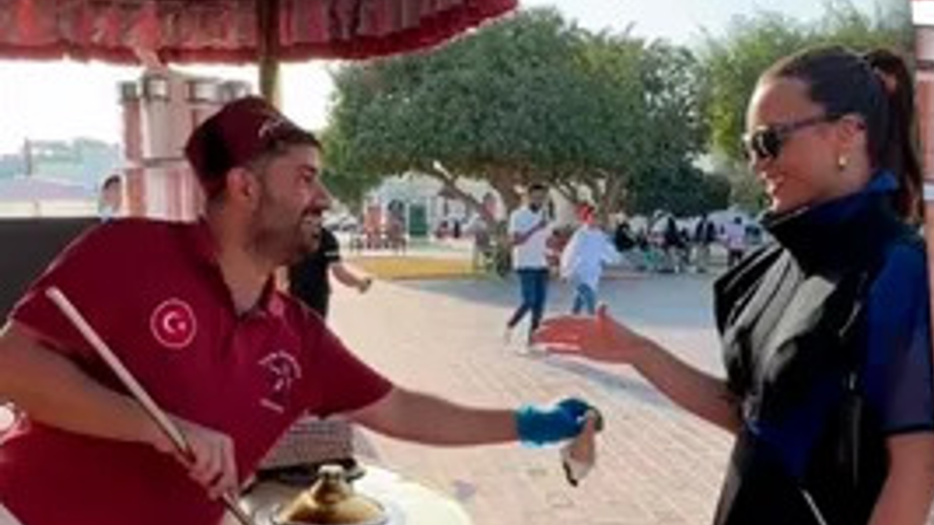 Rafa Kalimann passa perrengue em famosa sorveteria no Catar