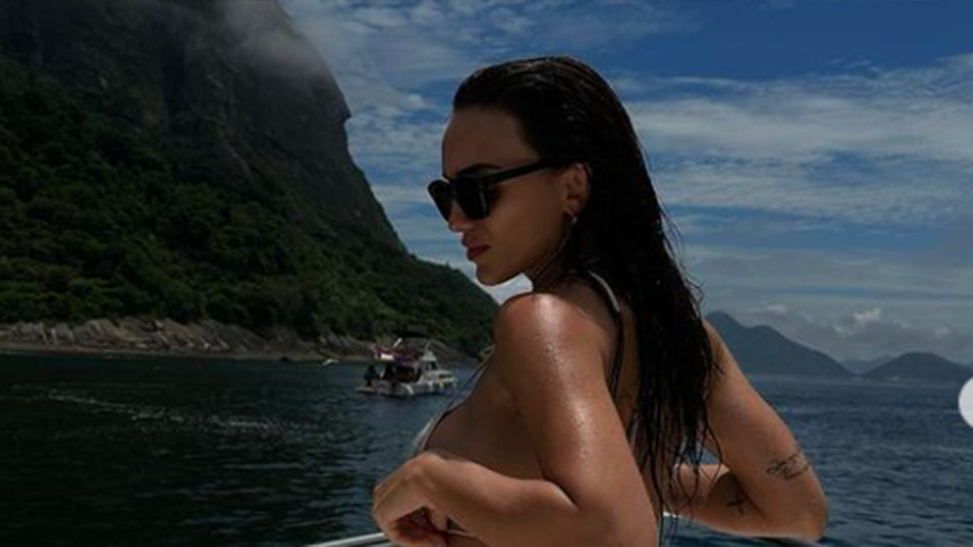 Magérrima, Rafa Kalimann ostenta sua beleza ao usar biquíni prateado