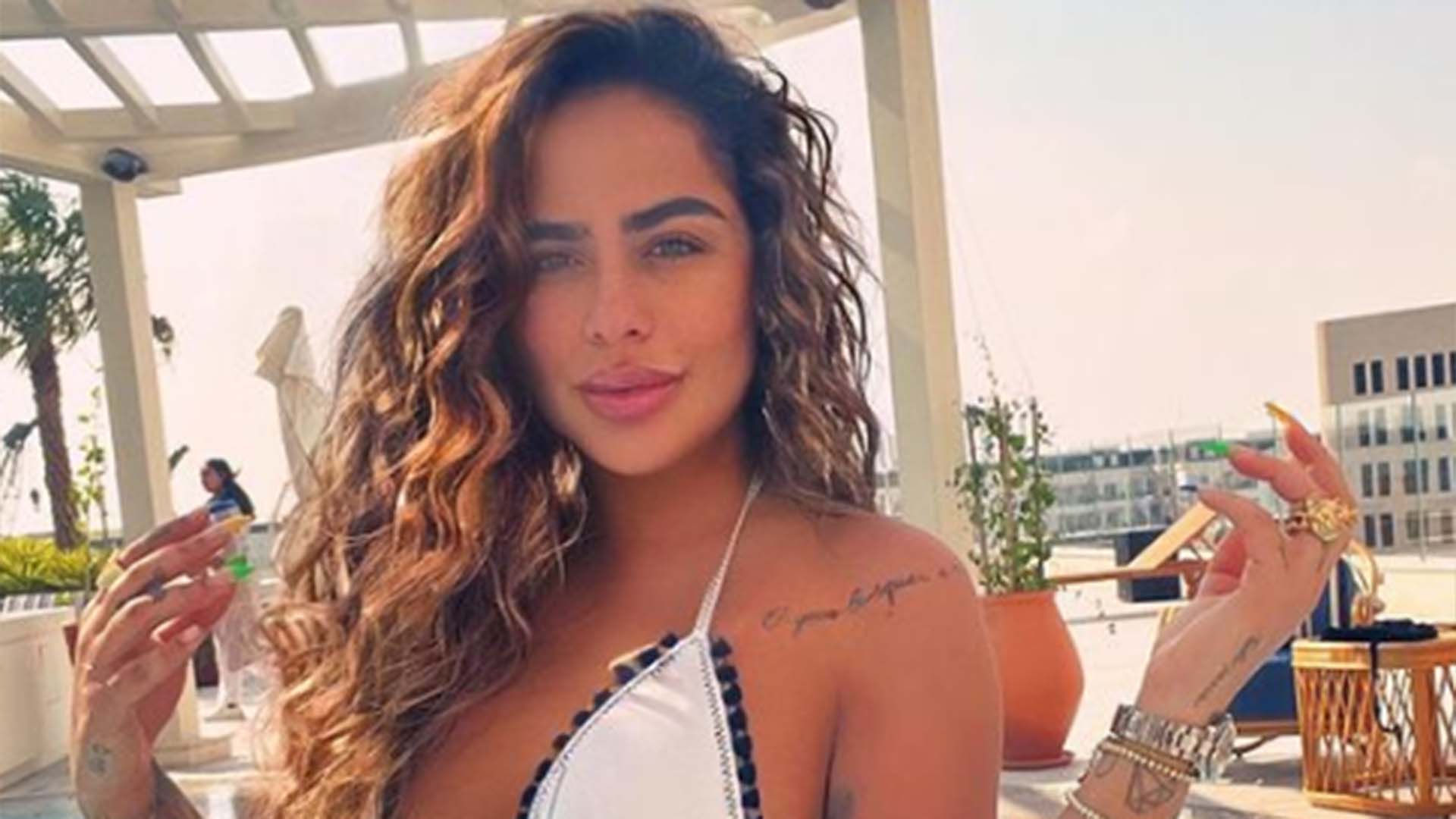 De biquíni branco, irmã de Neymar Jr ostenta a barriga reta em foto na piscina