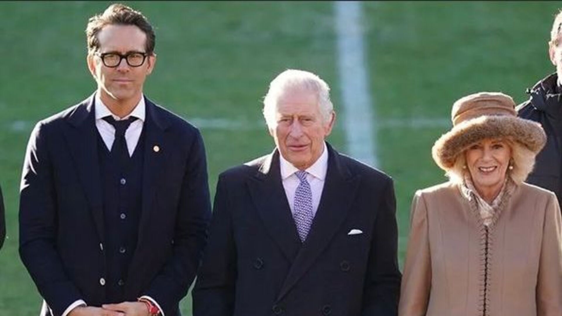 Rei Charles III se encontra com Ryan Reynolds durante passeio real